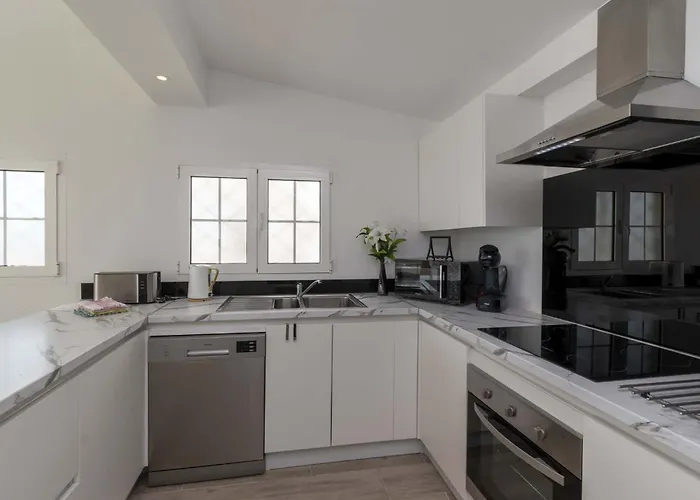 فيلة Salome With Private Heated Pool